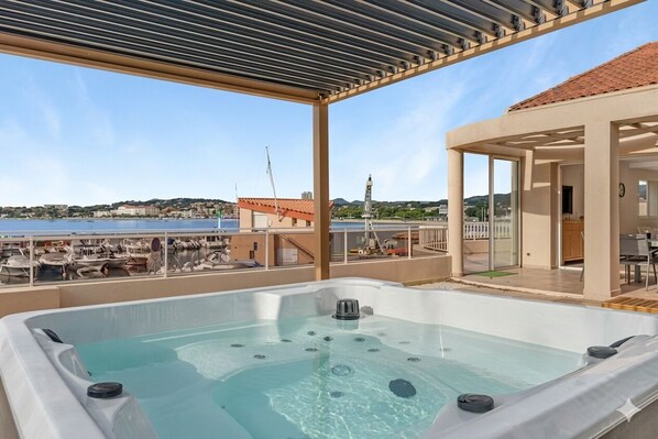 Bain à remous extérieur