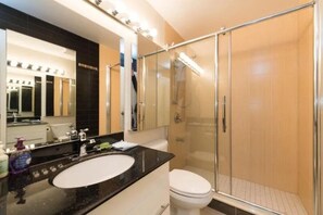 Quarto casal clássico | Banheiro