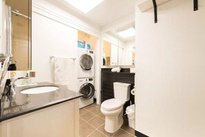 Classic Double Room | Bathroom - Cloud3 Hotel & Suites (Toronto)