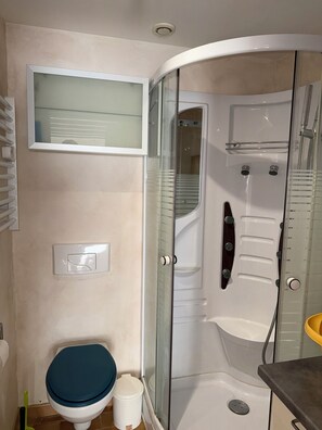 Towels, soap, toilet paper - Quiet apartment in Velaux (Velaux)