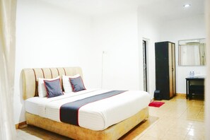Room - Stylish Double Suite Escape with Parking Access (Padang)