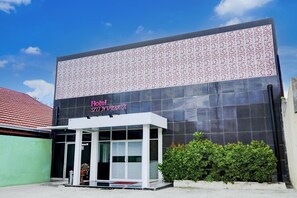 Exterior - Stylish Double Suite Escape with Parking Access (Padang)