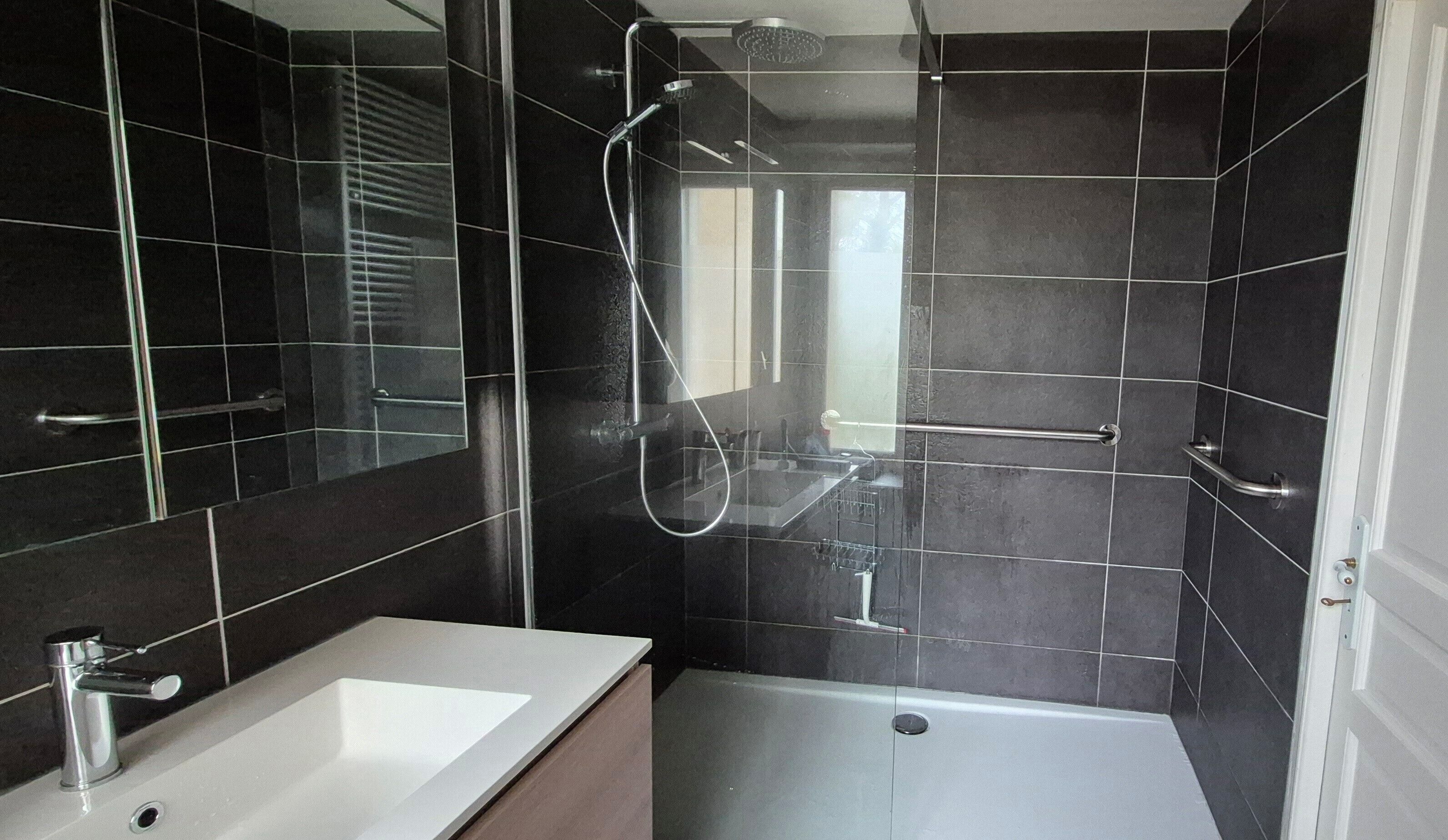 Douche, sèche-cheveux, serviettes fournies, papier toilette