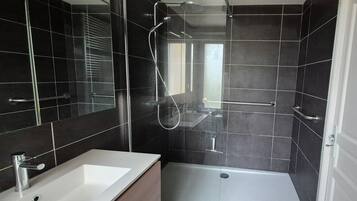 Douche, sĂšche-cheveux, serviettes fournies, papier toilette