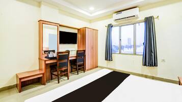1 bedroom, desk, bed sheets