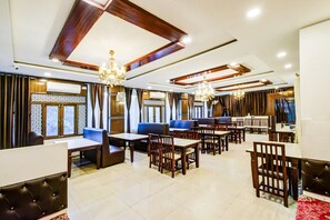 Dining - Deluxe with Twin BedRed Hills Lakdikapul (Hyderabad)