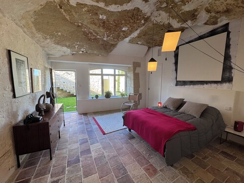 Suite familiale et chambre double troglodytes avec accès à la piscine intérieure