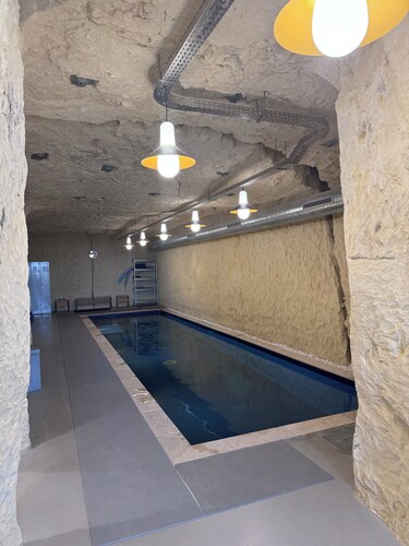 Chambre double troglodyte avec accès à la piscine intérieure