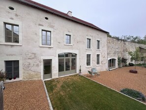 Exterior - Double troglodyte room with access to indoor pool (La Roche-Clermault)