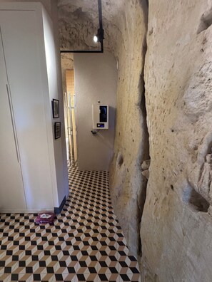 Miscellaneous - Double troglodyte room with access to indoor pool (La Roche-Clermault)