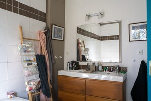 Een douche, een haardroger, toiletpapier
