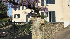 A house with a stone wall, a gate, and a sign reading 'La maison d'Alice.' - Just 15 minutes from 4 of France's most beautiful villages, the Dordogne valley and the Lot. (Le Pescher)