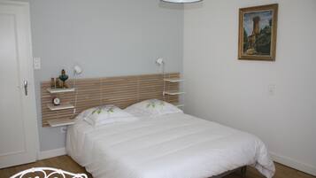 5 chambres, bureau, fer et planche Ă repasser, lit parapluie