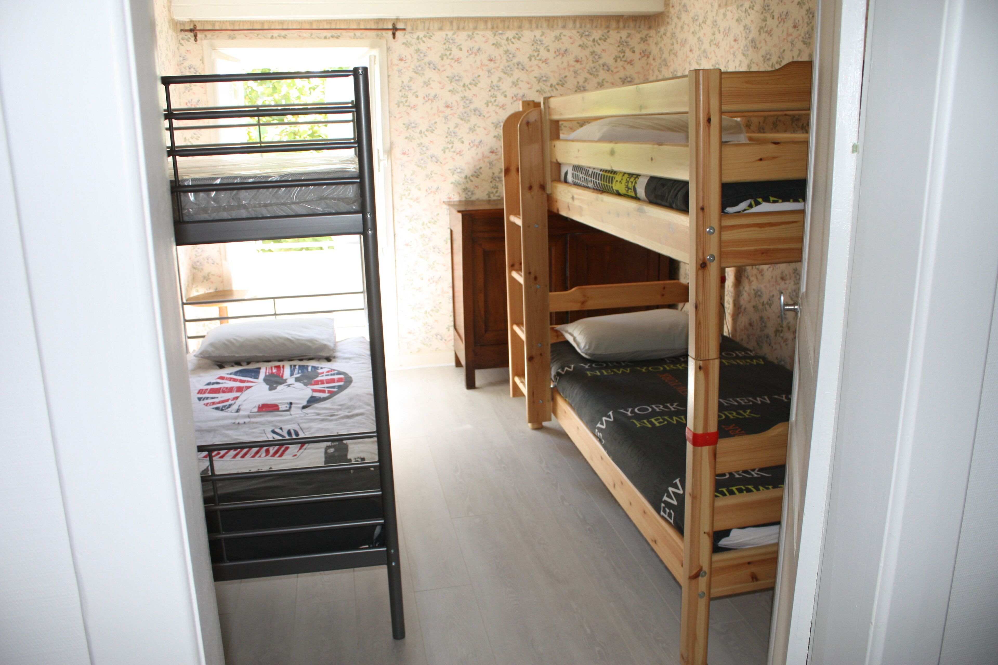 5 slaapkamers, een bureau, een strijkplank/strijkijzer, reisbedje