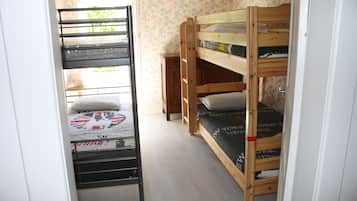 5 slaapkamers, een bureau, een strijkplank/strijkijzer, reisbedje