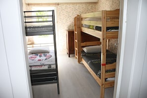 5 bedrooms, desk, iron/ironing board, travel cot - Just 15 minutes from 4 of France's most beautiful villages, the Dordogne valley and the Lot. (Le Pescher)