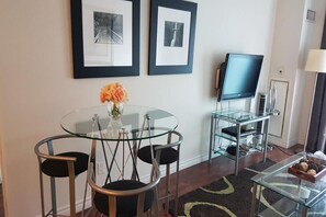 Classic Double Room | Dining - Qwest Hotel & Suites (Toronto)