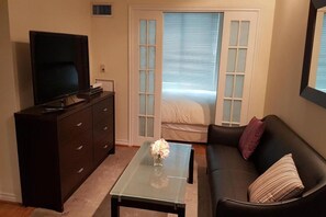 Living area - Qwest Hotel & Suites (Toronto)