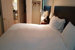 Classic Double Room - Qwest Hotel & Suites (Toronto)
