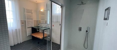 Casa de diseñador, patio, vista al lago | Baño | Toallas
