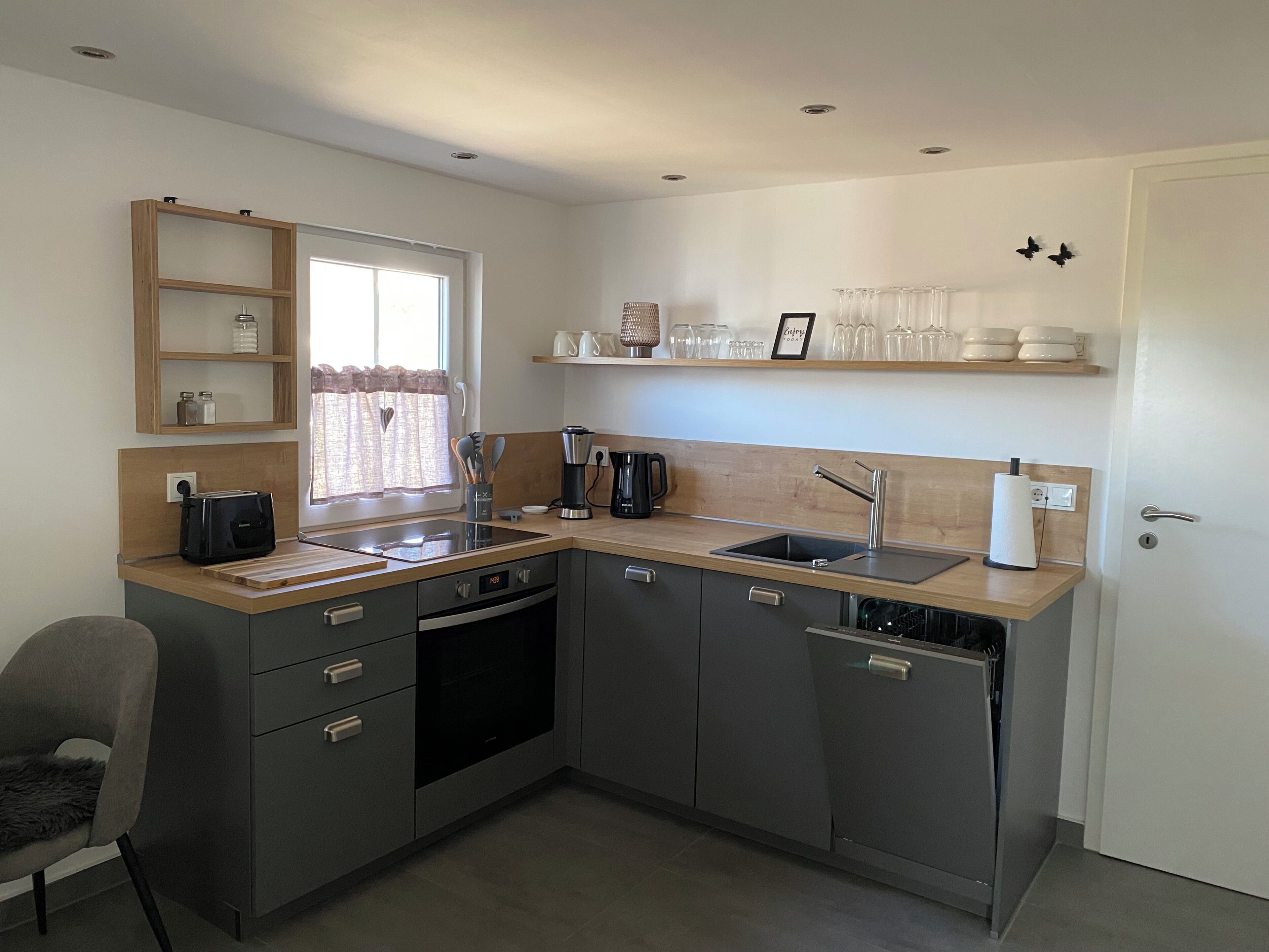 Fridge, oven, stovetop, dishwasher