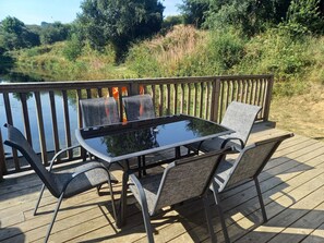 Outdoor dining - Utterly Secluded Retreat in Nature Lake Views Hot Tub Private Setting Exmoor 7m (Tiverton)