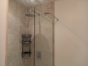 Shower, hair dryer, towels, soap - Utterly Secluded Retreat in Nature Lake Views Hot Tub Private Setting Exmoor 7m (Tiverton)
