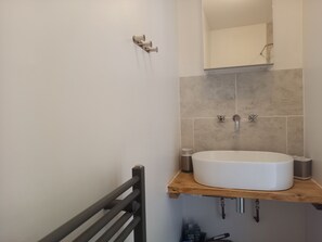 Bathroom - Utterly Secluded Retreat in Nature Lake Views Hot Tub Private Setting Exmoor 7m (Tiverton)