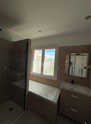 Hair dryer, towels, soap, toilet paper - Elegant pool villa with top-of-the-range amenities (Pignan)