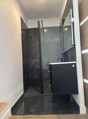 Hair dryer, towels, soap, toilet paper - Elegant pool villa with top-of-the-range amenities (Pignan)