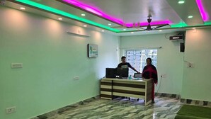 Un espace d’accueil comprenant un comptoir de réception, un ventilateur de plafond et un sol à motifs.