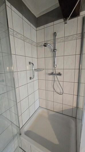Shower, hair dryer, towels, soap - Vacation home Landglück Edertal for up to 10 people - time out in a historic half-timbered house (Edertal)