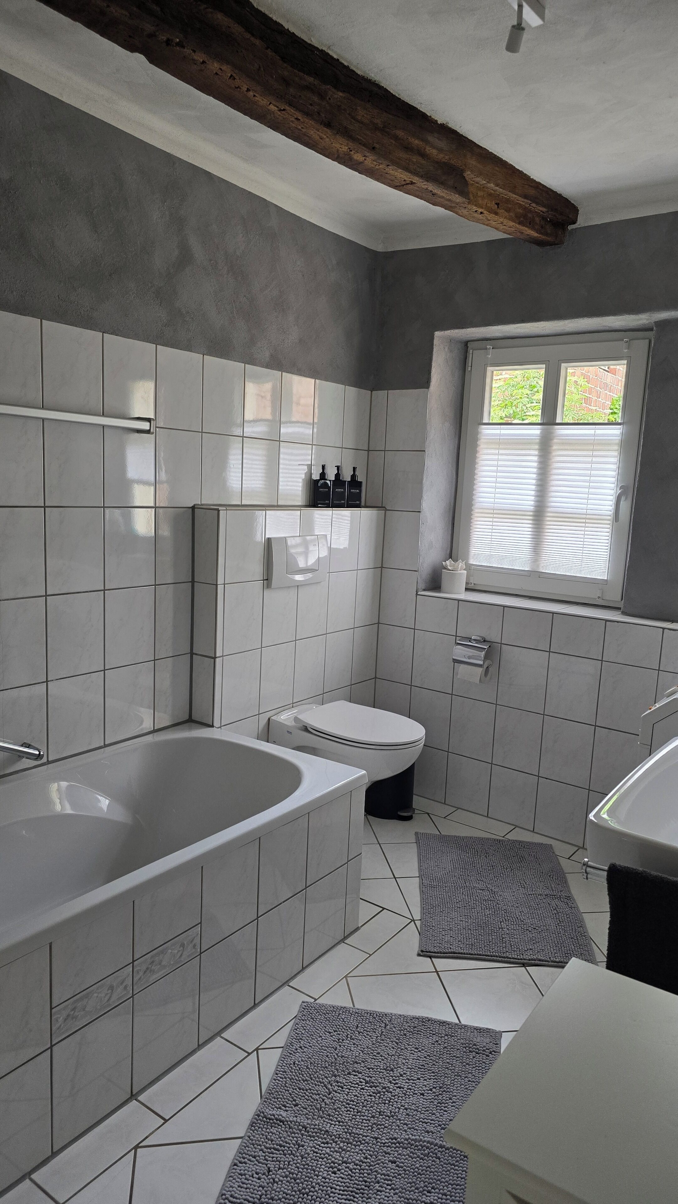 Douche, sèche-cheveux, serviettes fournies, savon