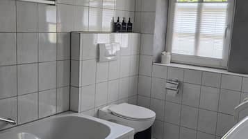 Douche, sèche-cheveux, serviettes fournies, savon