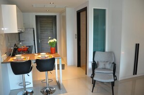 Private kitchen - Quiet condo with pool vibe (Tambon Patong)