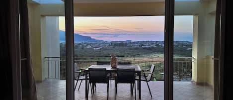 Apartment, 2 Bedrooms, Balcony, Garden View | Dining