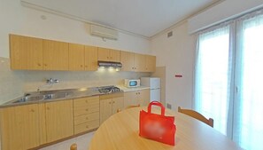 Fridge, microwave, stovetop, cookware/dishes/utensils - Flat steps from the sea and center (Lignano Sabbiadoro)
