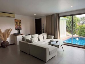 TV, offices - Superb Villa Dream Family Resort (Tambon Ko Pha-ngan)