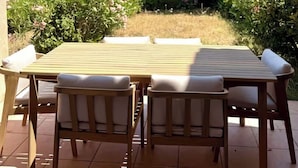 A wooden table and chairs on a patio with a view of a tree and hills. - Charmant Mazet, Vue Mer, Piscine/Sea View Mazet with Private Garden & Pool Quiet (Roquebrune-sur-Argens)