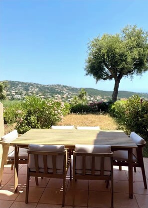 Outdoor dining - Charmant Mazet, Vue Mer, Piscine/Sea View Mazet with Private Garden & Pool Quiet (Roquebrune-sur-Argens)