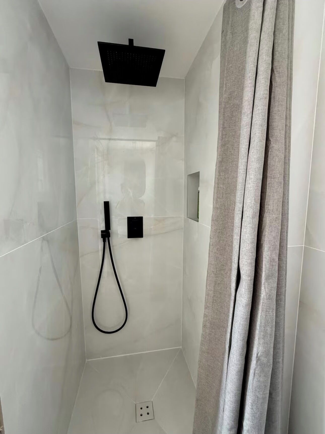 Douche, sèche-cheveux, serviettes fournies, papier toilette
