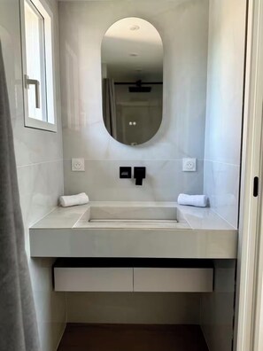 Shower, hair dryer, towels, toilet paper - Charmant Mazet, Vue Mer, Piscine/Sea View Mazet with Private Garden & Pool Quiet (Roquebrune-sur-Argens)