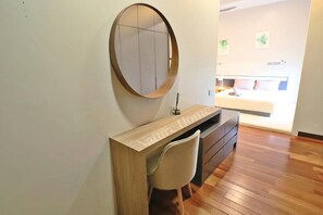 Villa, vistas al jardín | Espacio para trabajar con un portátil y cortinas opacas