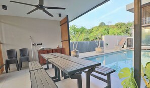 Una piscina al aire libre