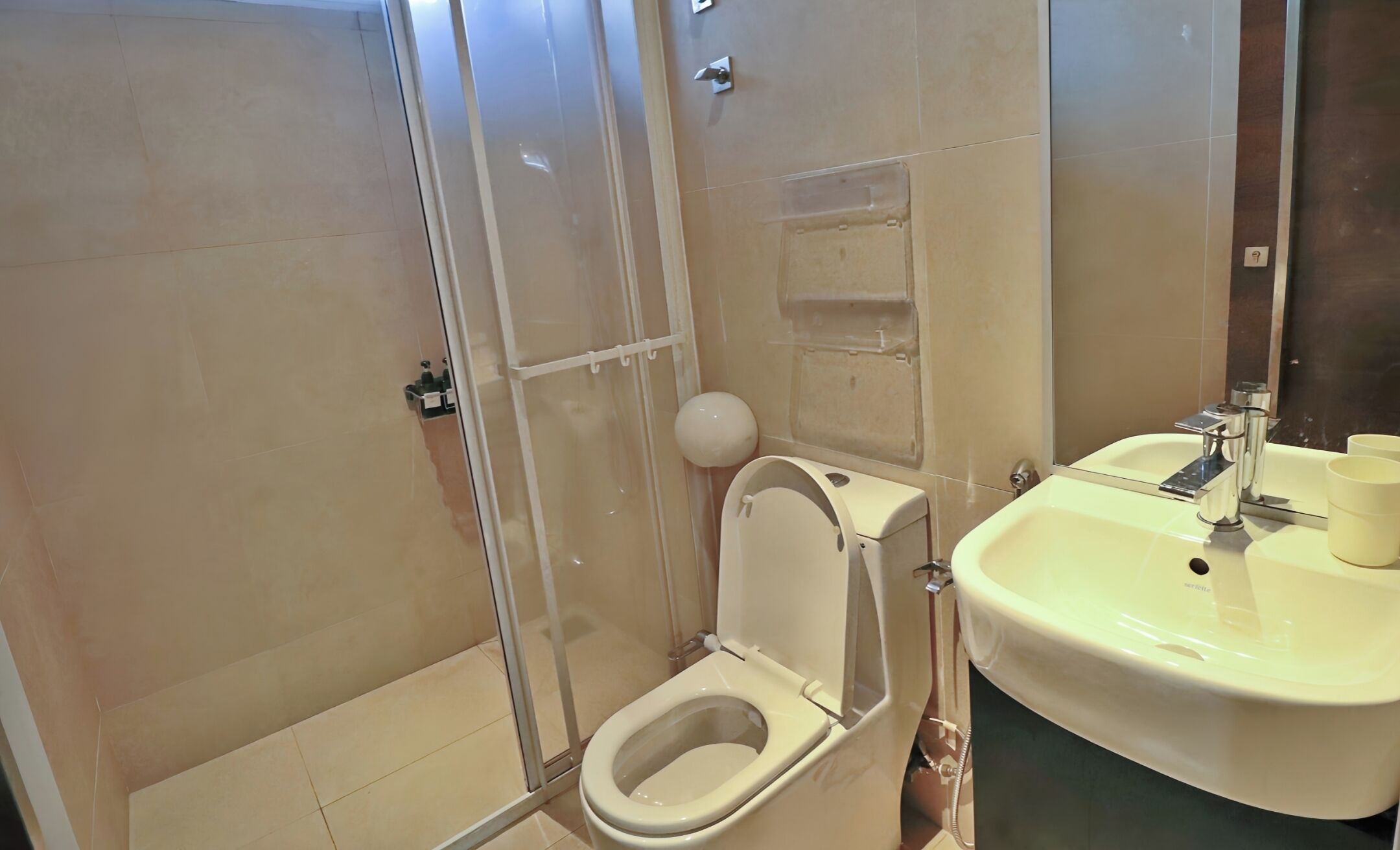 Douche, sèche-cheveux, chaussons, serviettes fournies