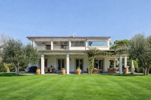 Exterior - Exclusive floor in the Villa- XL Terrace - Pool - 400m from the sea (Forte dei Marmi)