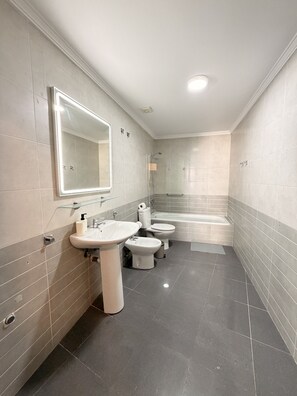 Shower, hair dryer, bidet, towels - Dragos Suites 104 (Arrecife)
