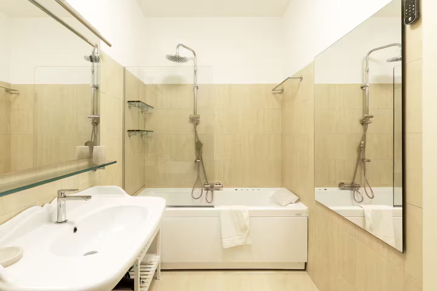 Boblebadekar, hårtørrer, bidet, håndklæder