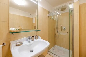 Tina de hidromasaje, secadora de cabello, bidet, toallas 