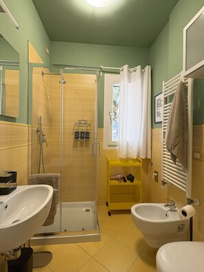 Shower, hair dryer, bidet, towels - Marlor House - Feeling at home in Brescia: a two-room apartment for business or tourism (Brescia)
